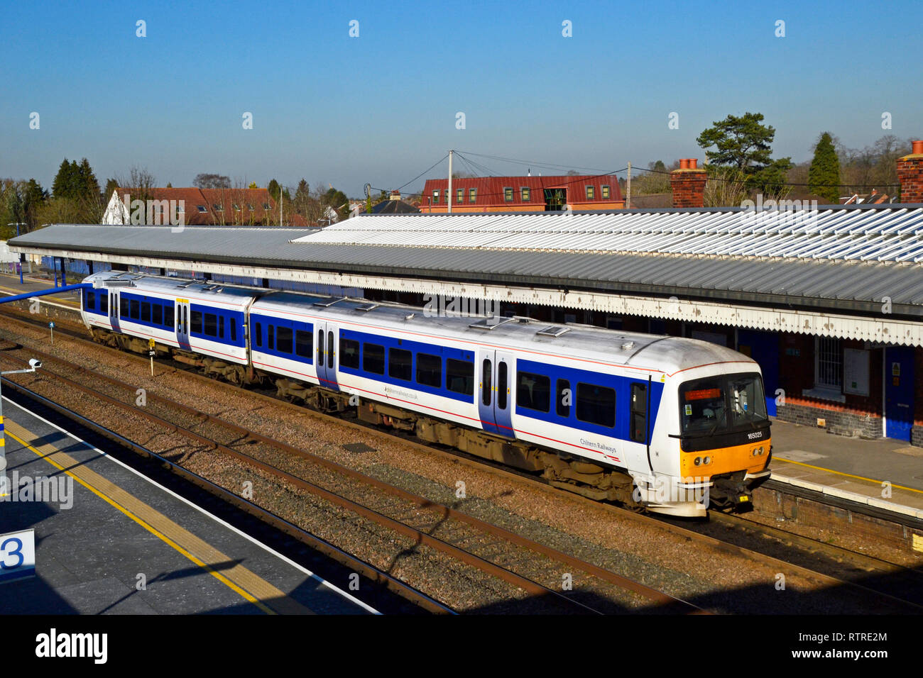 Diesel Zug gestoppt und wartet in der Princes Risborough Bahnhof, Princes Risborough, Buckinghamshire, Großbritannien Stockfoto