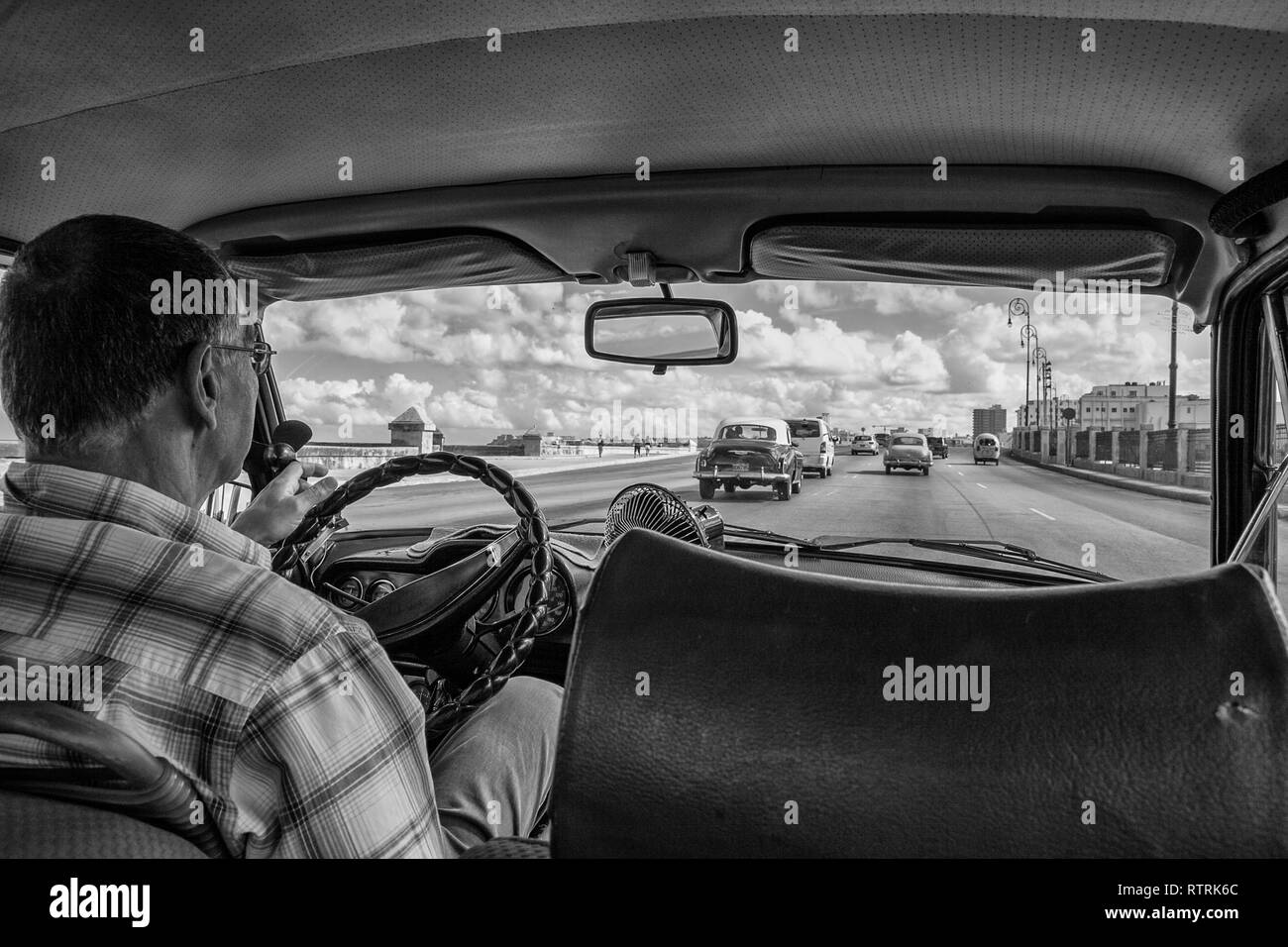 Havanna, Kuba - 12 Januar 2013: Blick auf die Altstadt von Plätzen und Straßen. Eine Ansicht von der Rückseite des Autos auf der Straße mit Malecon. Stockfoto