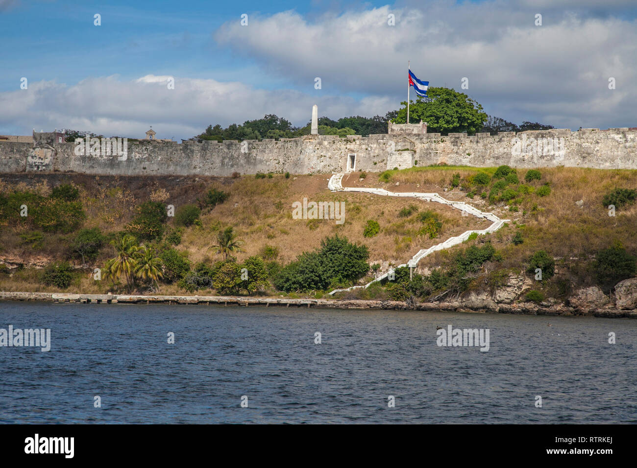 Havanna, Kuba - 22 Januar 2013: Blick auf die Altstadt von Plätzen und Straßen. Eine Ansicht vom Meer an der Küste mit dem Cubas Flagge. Stockfoto