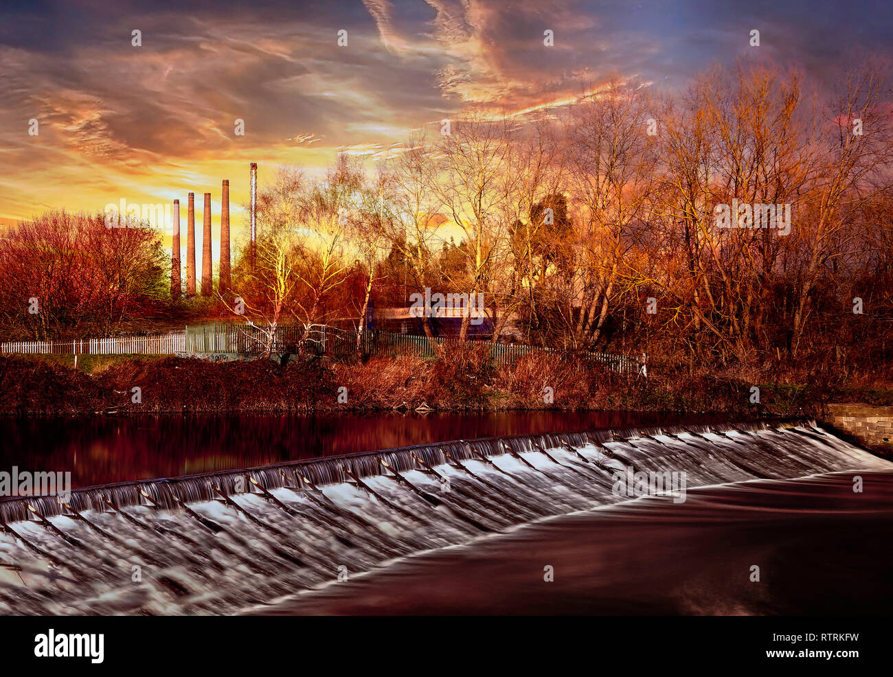 Aldwarke Stahlwerk über die Wehr. Stockfoto