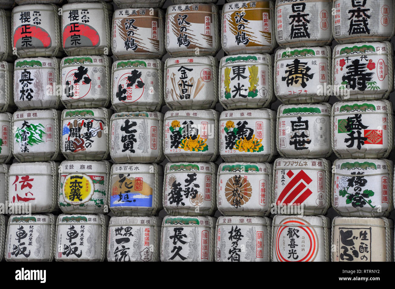 Bunte sake Fässer Angebote in Nikkō Tōshō-gū Schrein in Nikko, Präfektur Tochigi, Japan Stockfoto