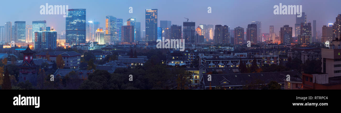 Chengdu, Provinz Sichuan, China - Dez 9, 2015: Chengdu skyline panorama Luftbild mit Huaxi Sichuan University Campus im Vordergrund. Stockfoto