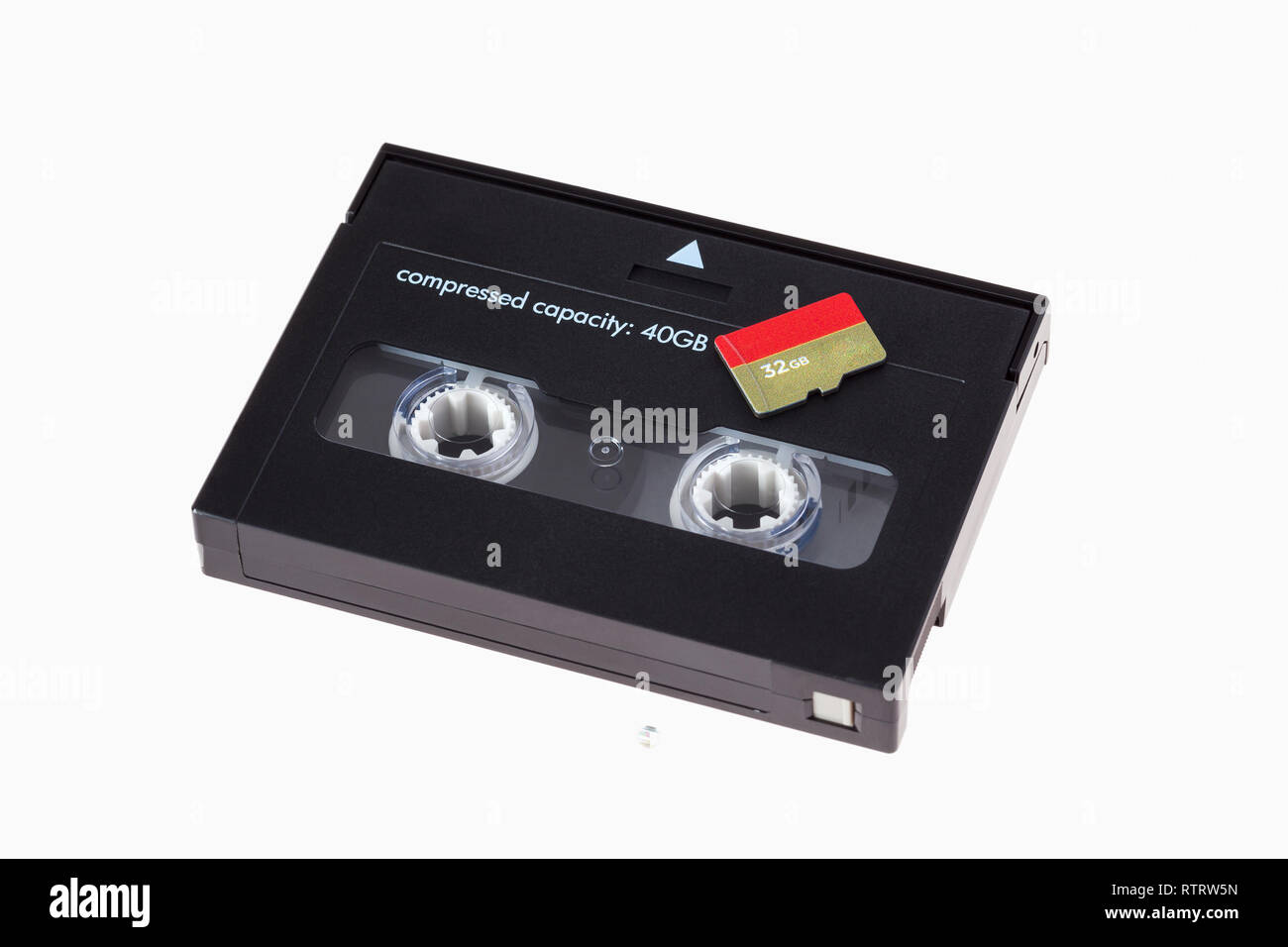 Kassette für einen Streamer auf 40 GB und Micro-SD-Karte auf 32 GB im Vergleich. auf weißem Hintergrund Stockfoto