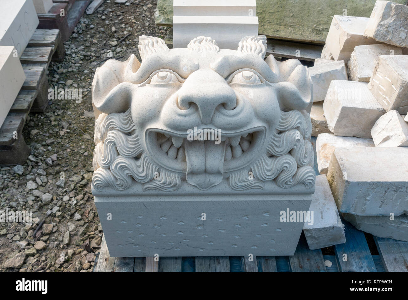 Ein Stein Stück in der Freimaurer Loge, York Minster Stoneyard während der Restaurierung des York Minster in 2018, York, Yorkshire, Großbritannien. Stockfoto
