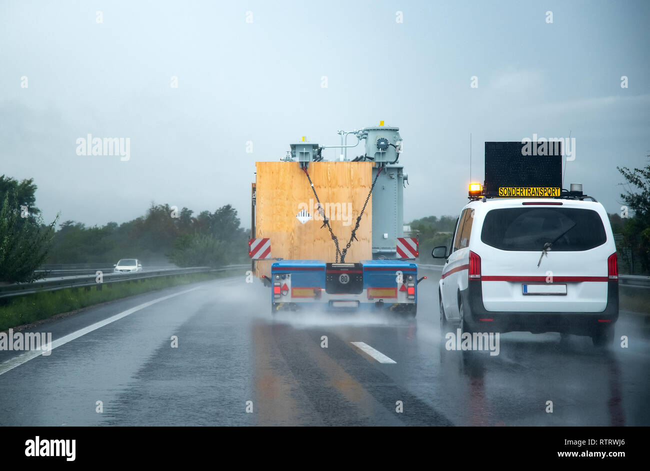 Lkw, Begleitfahrzeug, Oversize, Autobahn, Regen Stockfoto