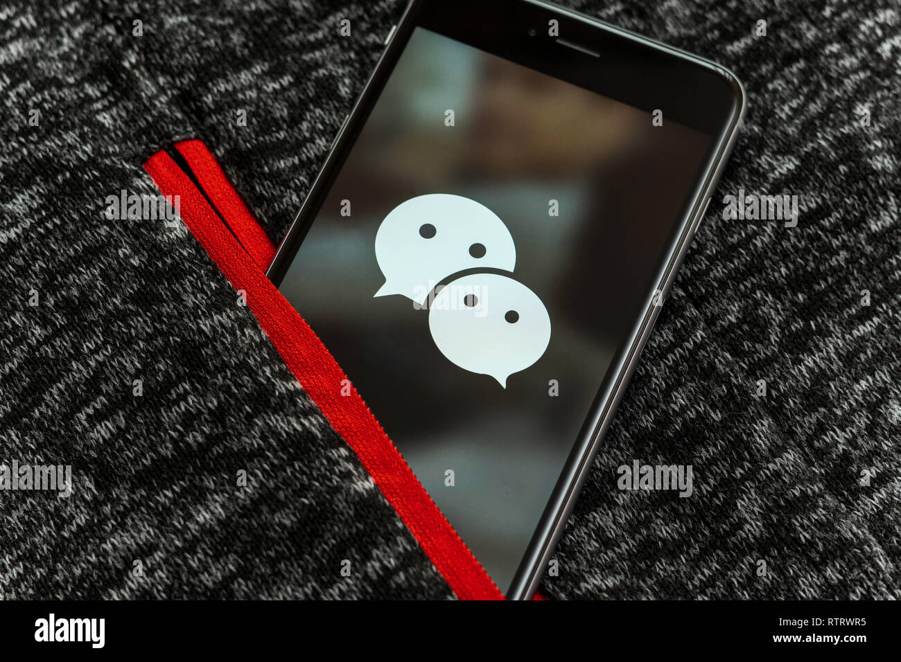 Schwarz mit Logo von social media WeChat auf dem Bildschirm. Social media Symbol Stockfoto