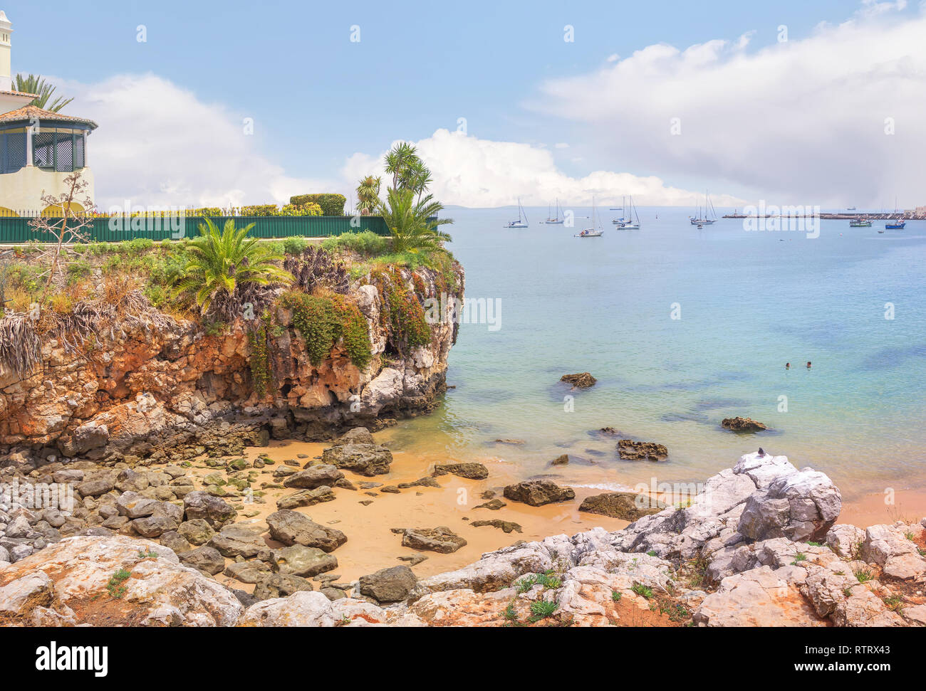Malerische Landschaft mit Blick auf das Meer und die schönen Klippen. Cascais, Portugal. Stockfoto