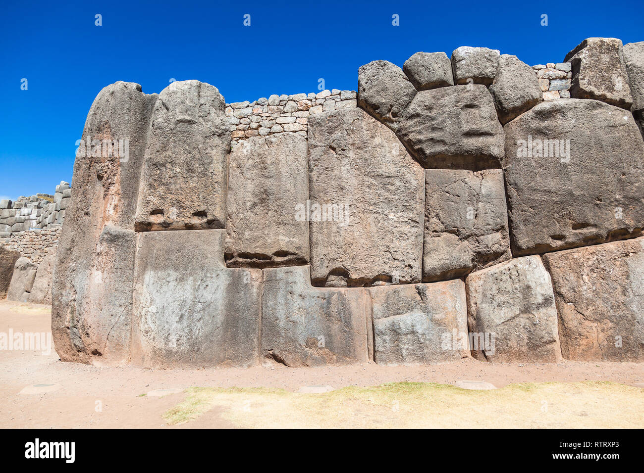 Riesige Felsen geschnitzt und perfekt in das archäologische Gebiet von Sacsayhuaman, Cusco, Peru montiert Stockfoto