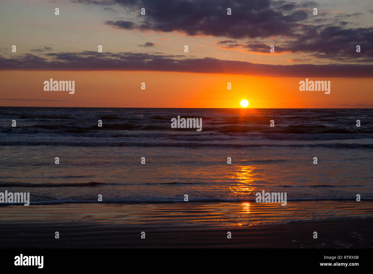 Sonnenaufgang am Strand im Golf von Mexiko, Texas Stockfoto