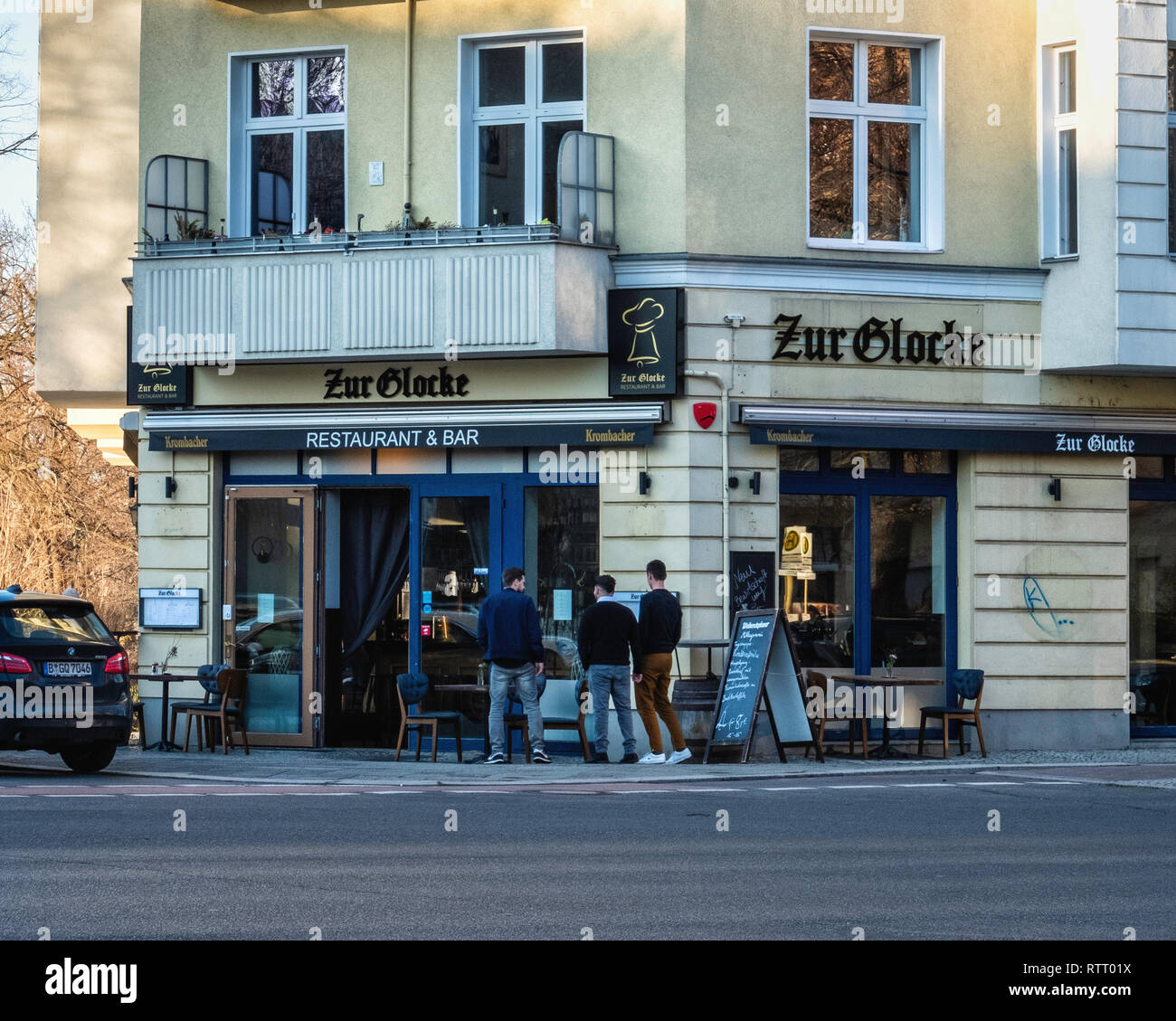 Berlin Wilmersdorf. Zur Glocke Restaurant & Bar, die traditionelle deutsche  und österreichische Speisen, aussen mit Tabellen auf Pflaster  Stockfotografie - Alamy