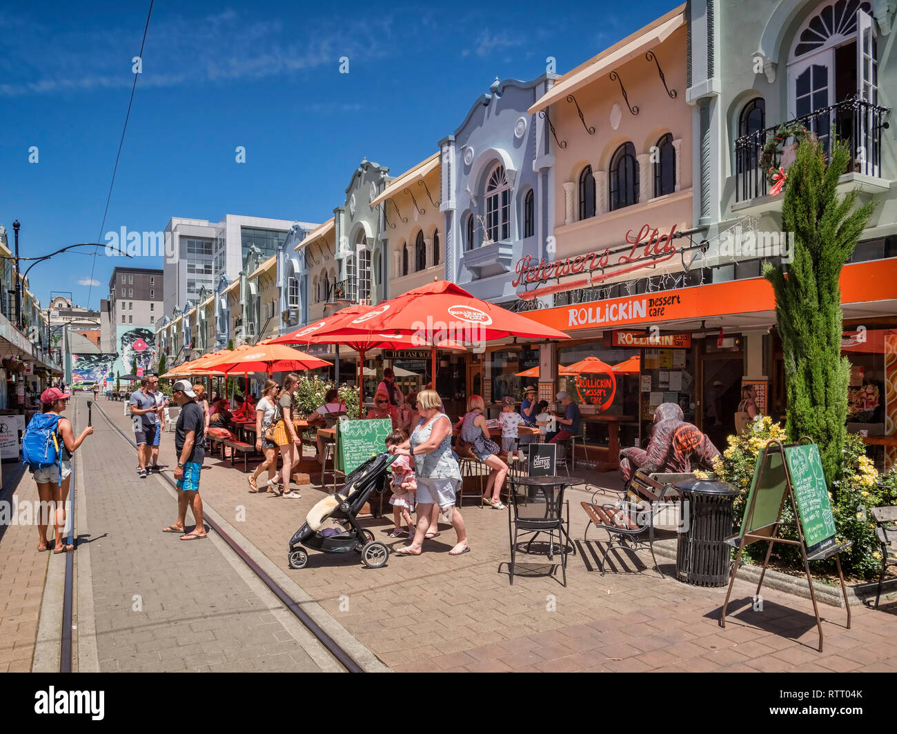 3. Januar 2019: Christchurch, Neuseeland - Neue Regent Street im Zentrum von Christchurch, mit Cafes und Geschäften, und die Straßenbahn rou Stockfoto