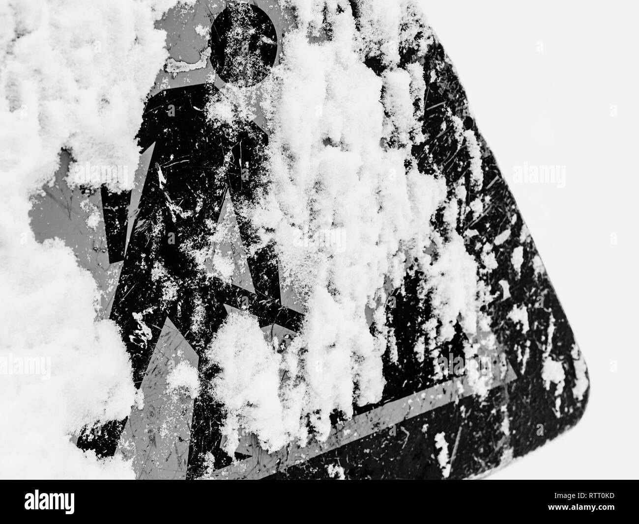 Straßenarbeiten Zeichen mit Schnee im Winter abgedeckt. Stockfoto