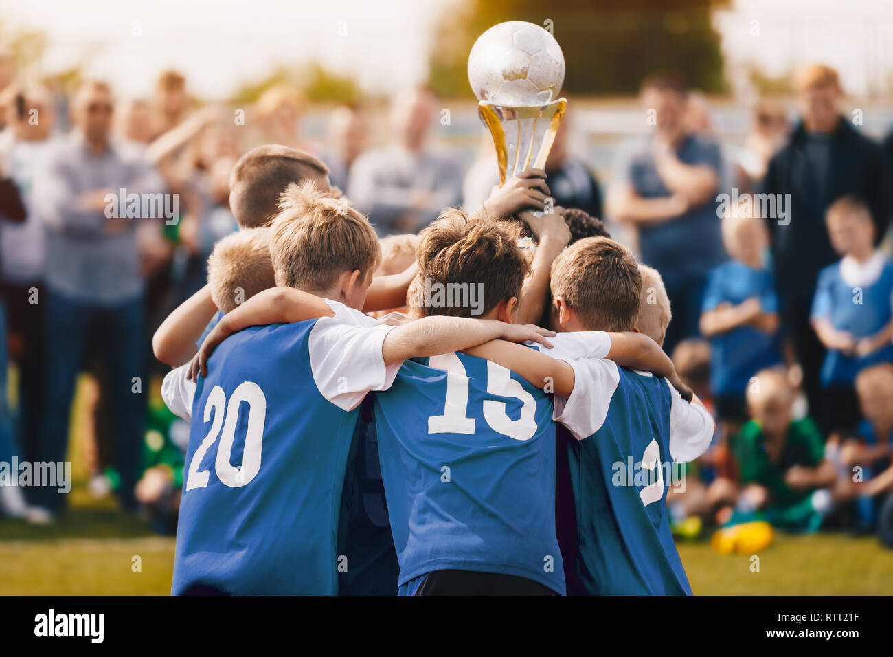 Jungen Meister Sport Team. Kinder Holding Gewinner Golden Cup. Kinder steigende Preis Schale. Jungs in Blau Jersey feiern Sport Meisterschaft Stockfoto