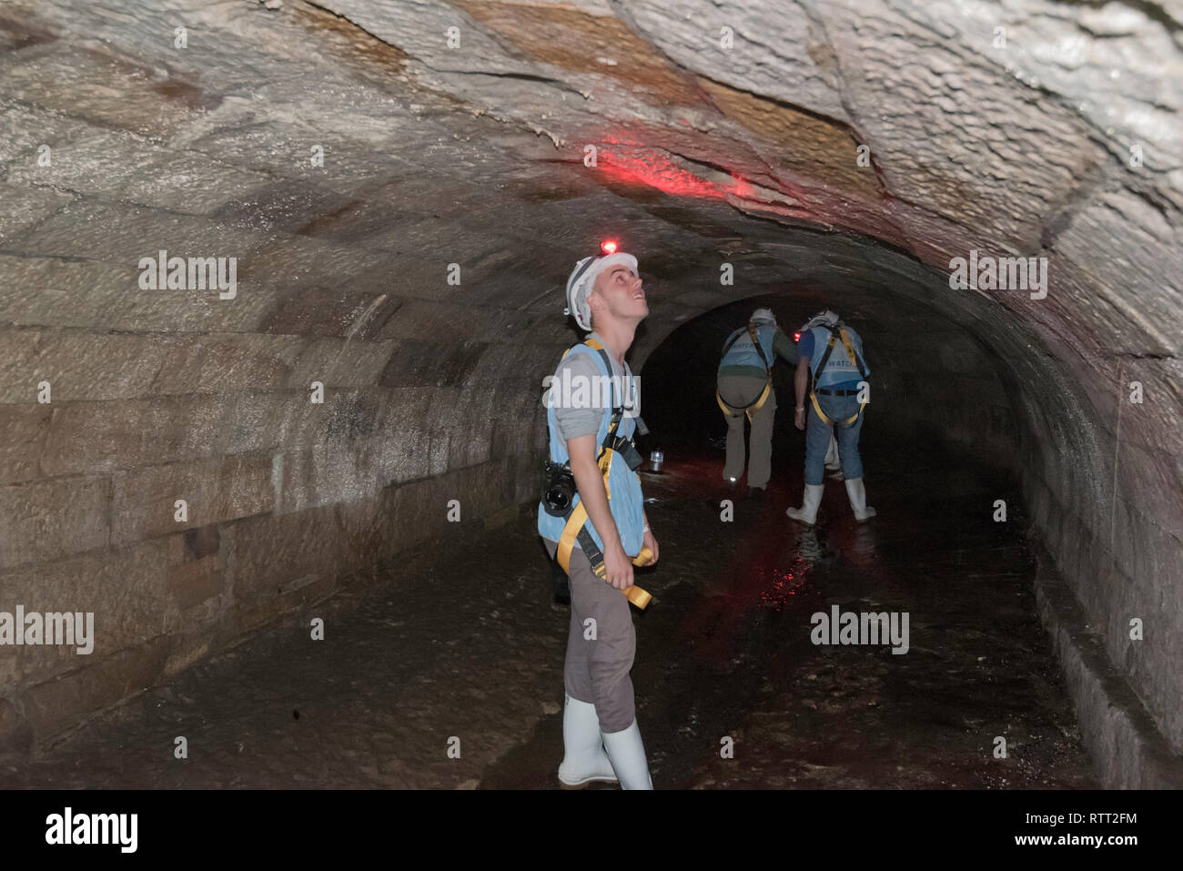 Menschen auf ein Sydney Wasser Führung durch die jetzt Tank Stream, die unter der Länge von Sydneys CBD in New South Wales, Australien läuft Stockfoto
