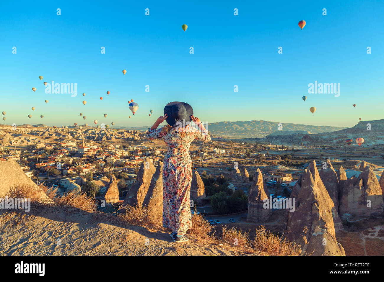 Mädchen in der Dämmerung beobachten die Ballons und das Leben zu genießen. Kappadokien, Göreme, Türkei - September 24, 2018. Stockfoto