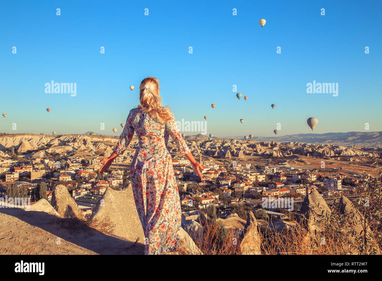 Mädchen in der Dämmerung beobachten die Ballons und das Leben zu genießen. Kappadokien, Göreme, Türkei - September 24, 2018. Stockfoto