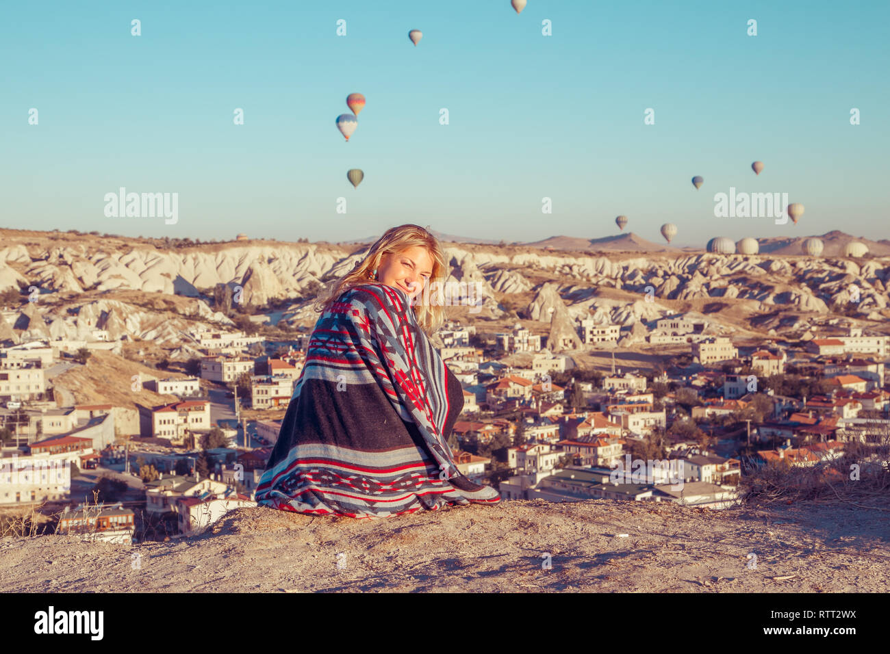 Mädchen in der Dämmerung beobachten die Ballons und das Leben zu genießen. Kappadokien, Göreme, Türkei - September 24, 2018. Stockfoto