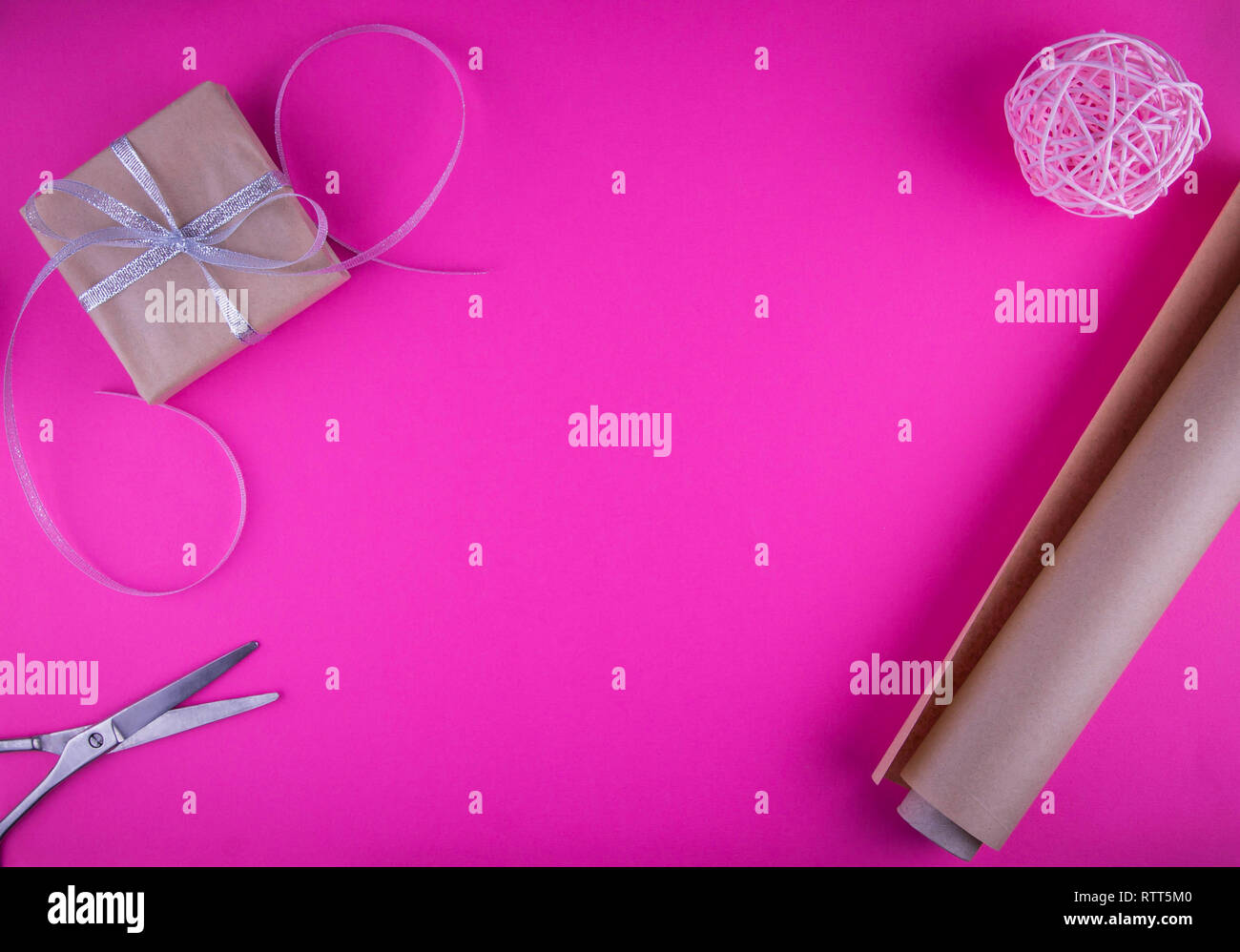 Valentines Tag Geschenkverpackung mit Boxen und Schere auf rosa Hintergrund. Stockfoto