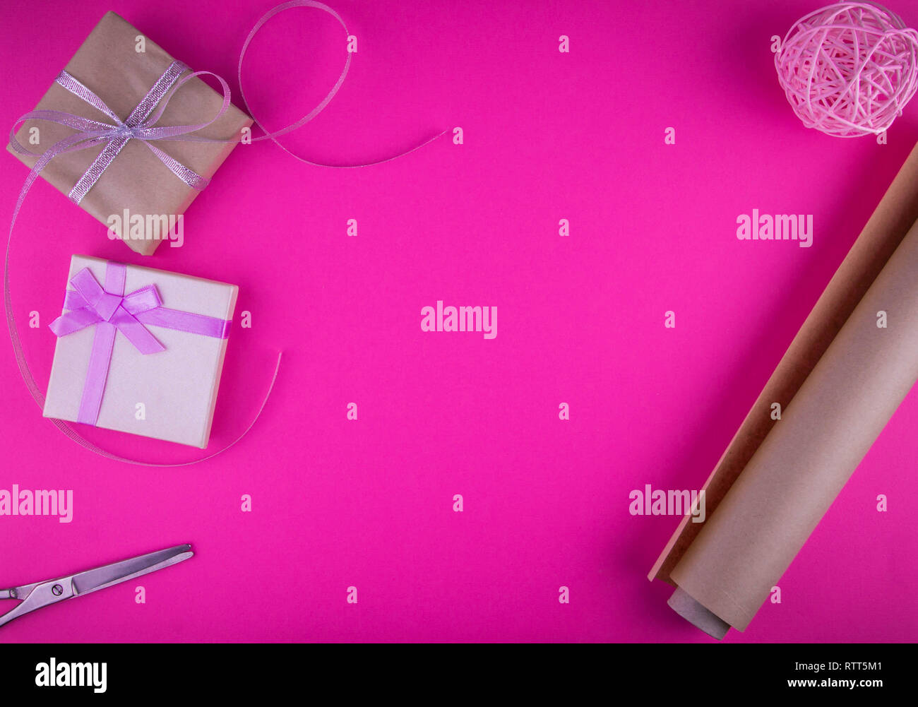 Valentines Tag Geschenkverpackung mit Boxen und Schere auf rosa Hintergrund. Stockfoto