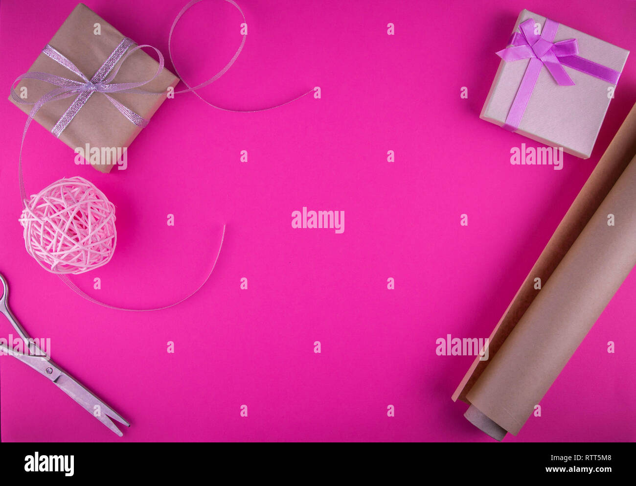Valentines Tag Geschenkverpackung mit Boxen und Schere auf rosa Hintergrund. Stockfoto