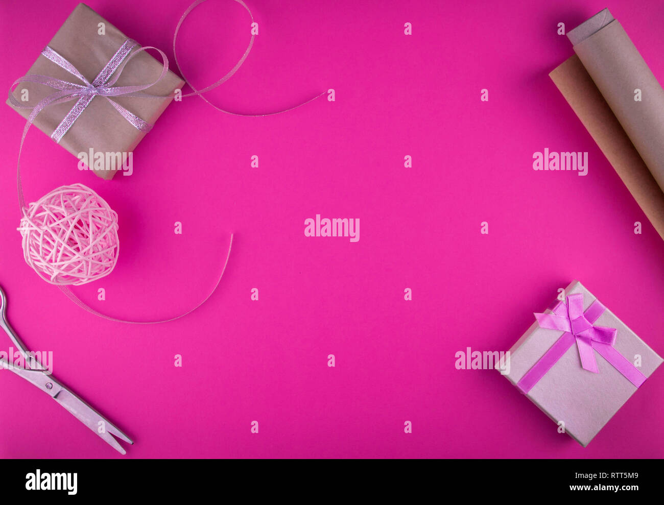 Valentines Tag Geschenkverpackung mit Boxen und Schere auf rosa Hintergrund. Stockfoto