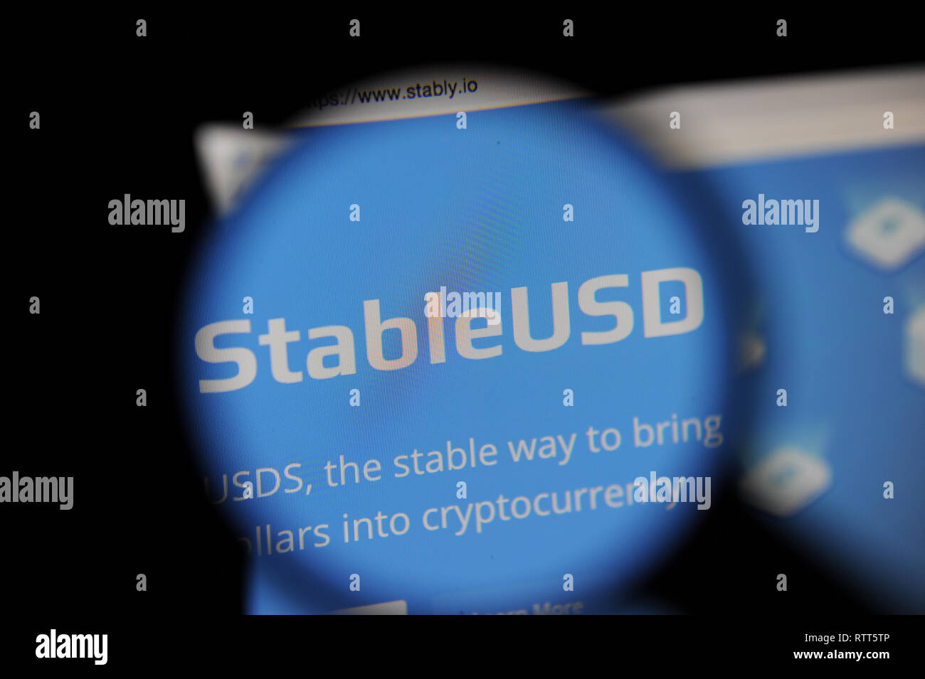 Die StableUSD Website durch ein Vergrößerungsglas gesehen Stockfoto