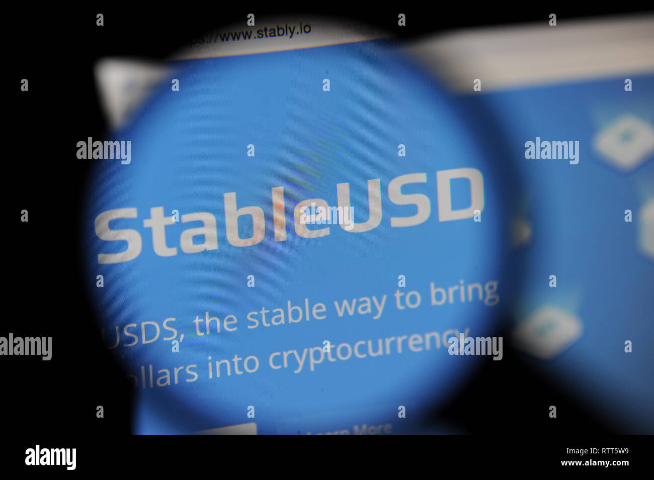 Die StableUSD Website durch ein Vergrößerungsglas gesehen Stockfoto