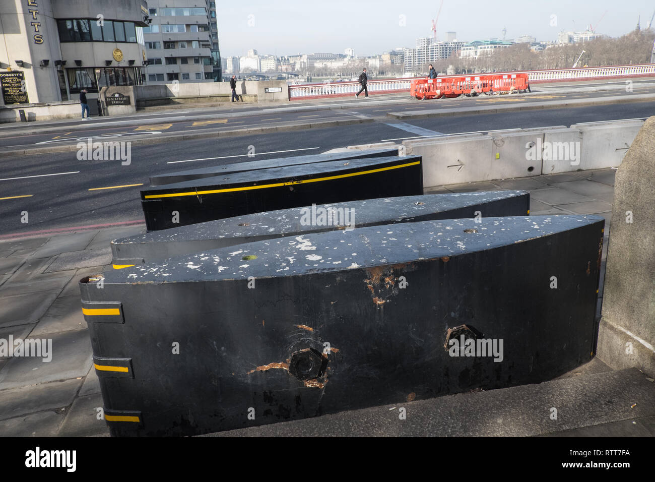 Sicherheit, Schranke, Schranken, Schutz, auf, Süden, Ende, Seite, der, Blackfriars, Brücke, zu verhindern, Prävention, Terrorist, Angriff, Flanke, der, City of London, London Stockfoto