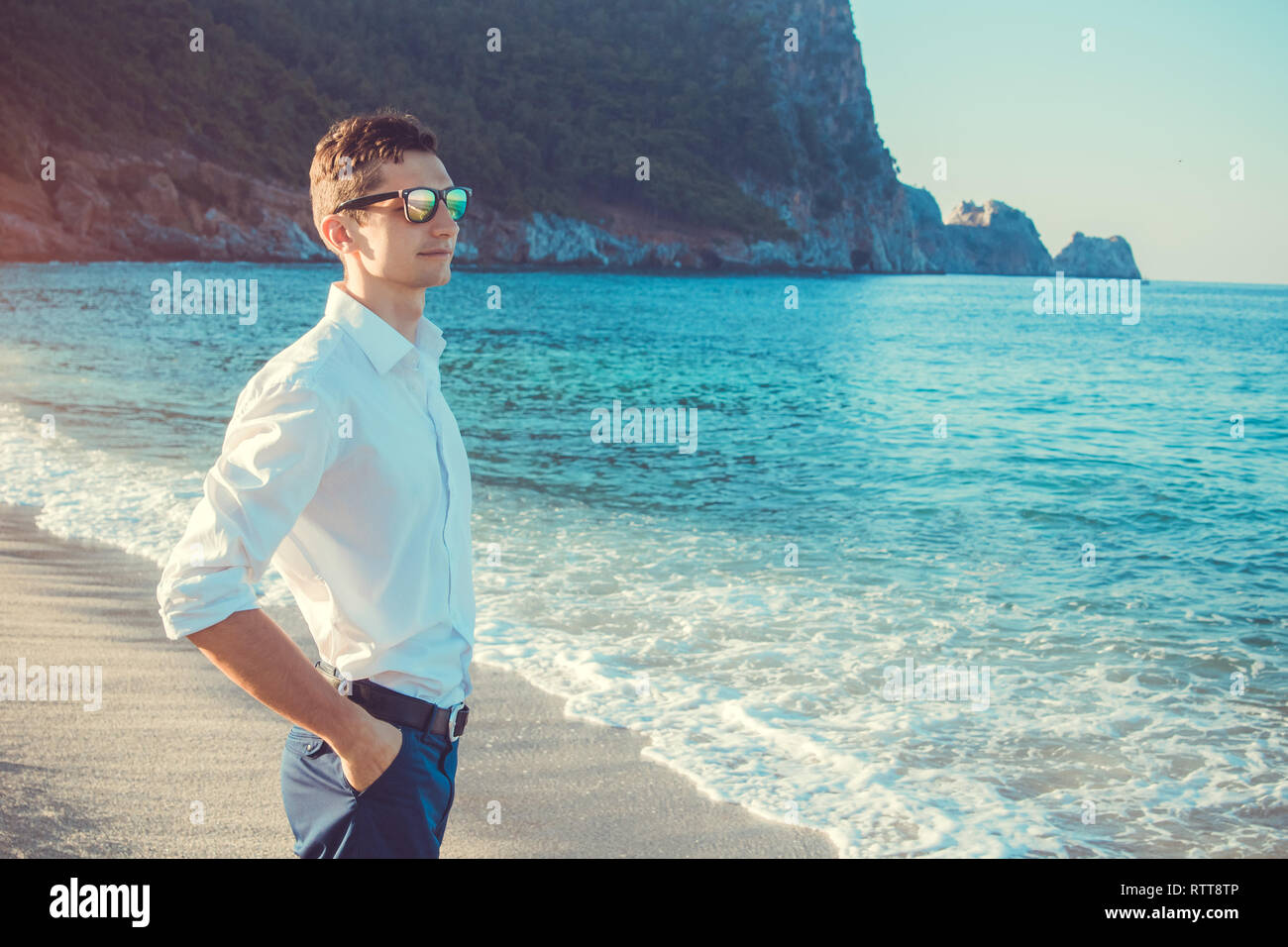 Junge Unternehmer betrachtet den Blick auf das Mittelmeer mit Bergen umgeben. Guy Chillen und genießen Ferienhäuser Stockfoto Junge Unternehmer betrachtet den Blick auf das Mittelmeer mit Bergen umgeben. Guy Chillen und genießen Ferienhäuser Stockfoto