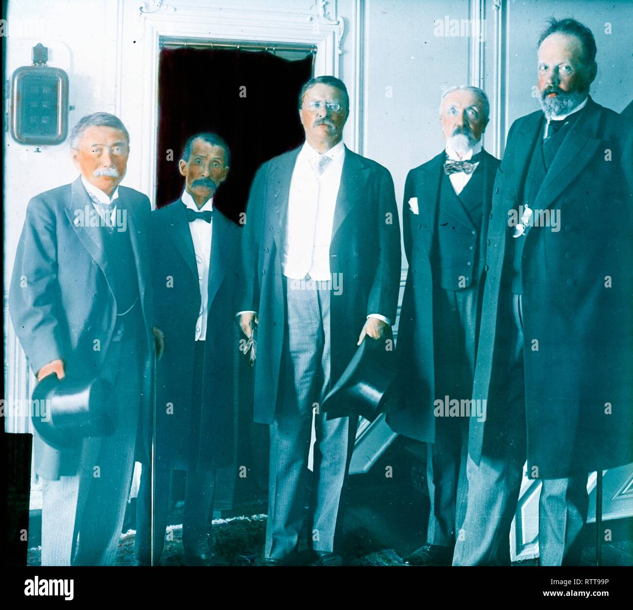 Koloriertes Gruppenportrait, von links nach rechts, von japanischem Diplomaten und Botschafter in den USA Takahira Kogoro (1854 - 1926) japanischer Staatsmann und Diplomat Baron Komura Jutaro (1855 - 1911) amerikanischer Präsident und Umweltschützer Theodore ‘Teddy’ Roosevelt Jr (1858 - 1919) Russischer Diplomat Baron Roman Rosen (1847 - 1921) Und der russische Staatsmann Graf Sergei Witte (1849 - 1915) während der Friedenskonferenz in Portsmouth, die im August 1905 in der Portsmouth Naval Shipyard, Kittery, Maine, stattfand. (Foto von Burton Holmes) Stockfoto