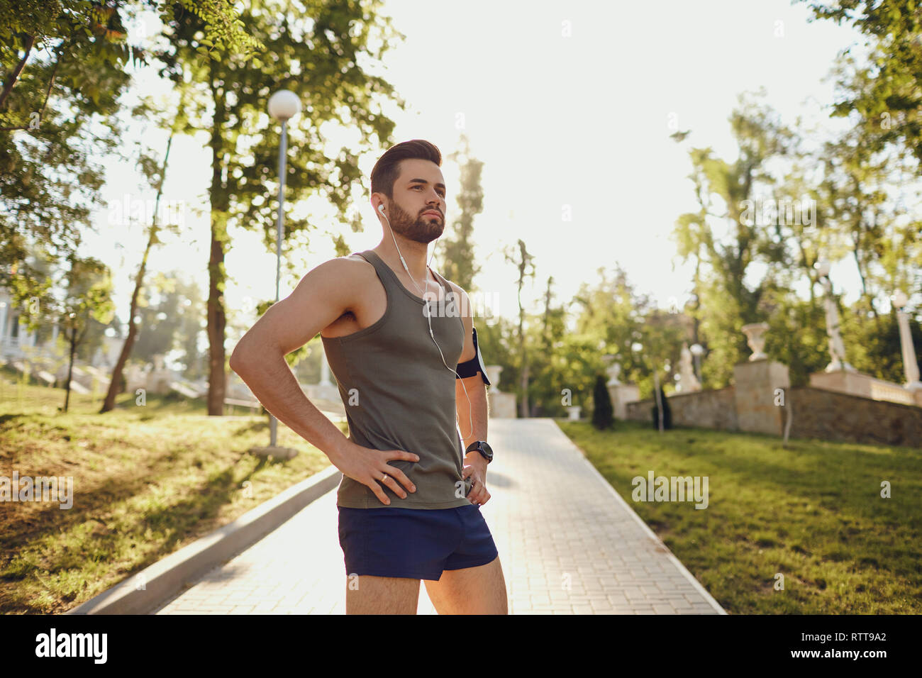 Mann mit Bart vor dem Training im Park. Stockfoto