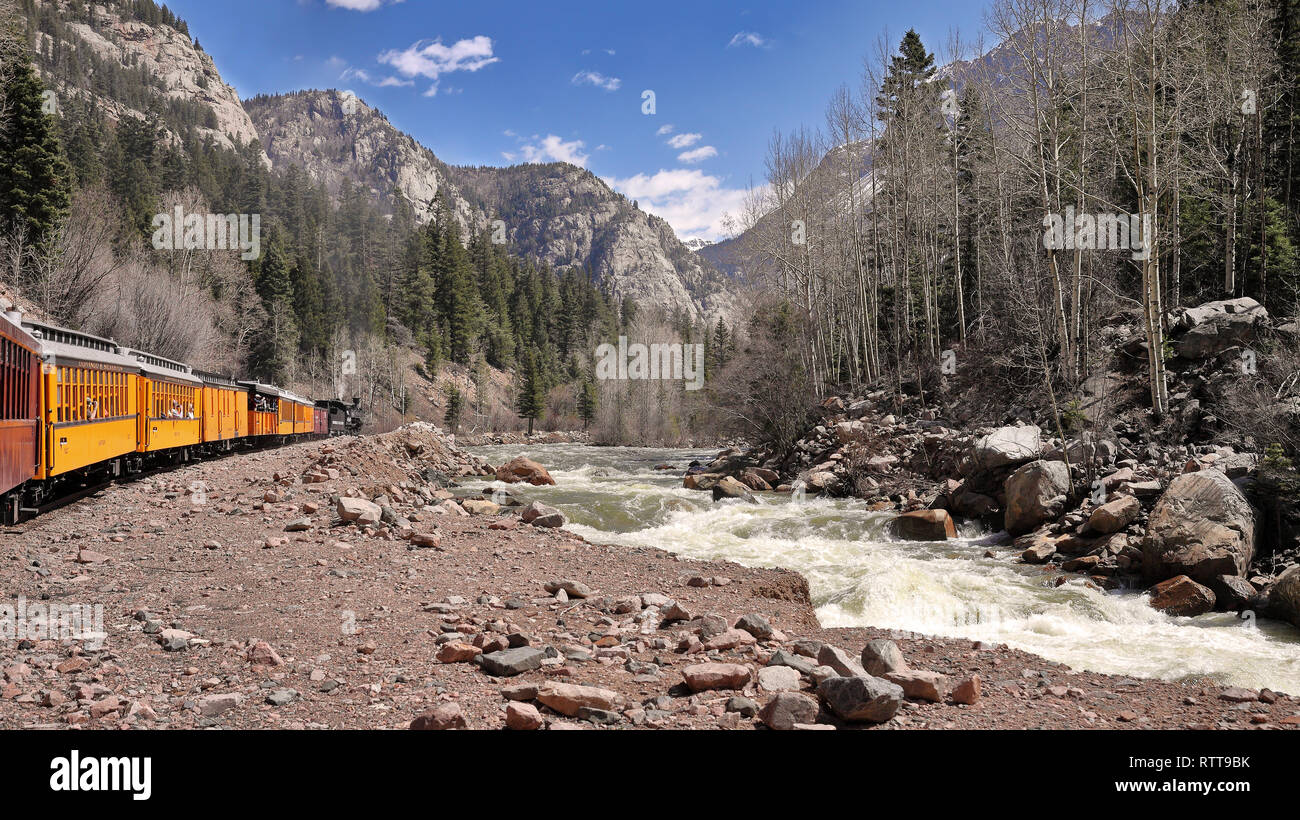 Durango und Silverton Schmalspurbahn nach dem Animas River in der San Juan Berge in die Colorado Rockies, USA Stockfoto