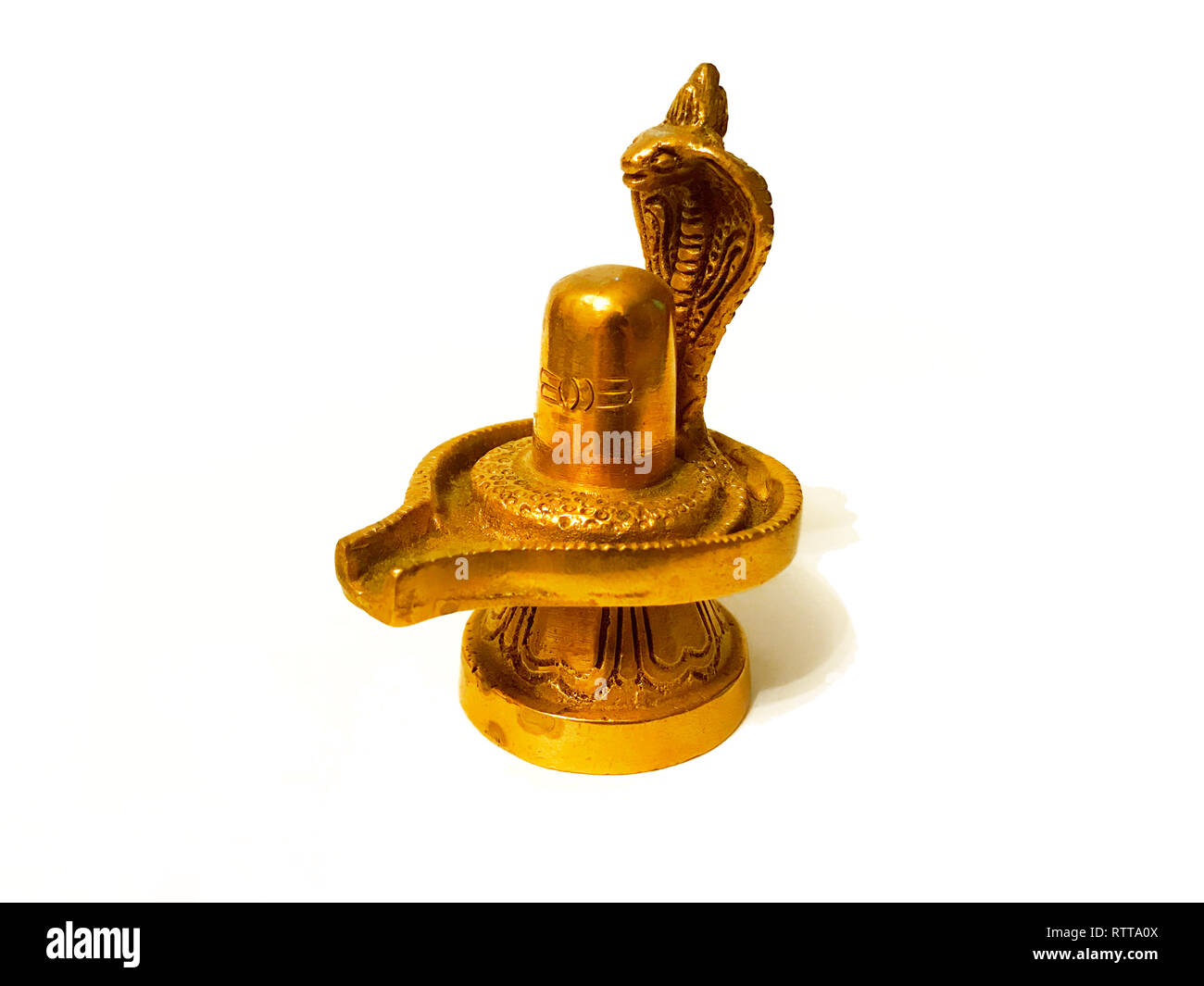 Gold Lord Shiva Lingam Skulptur auf weißem Hintergrund Stockfoto
