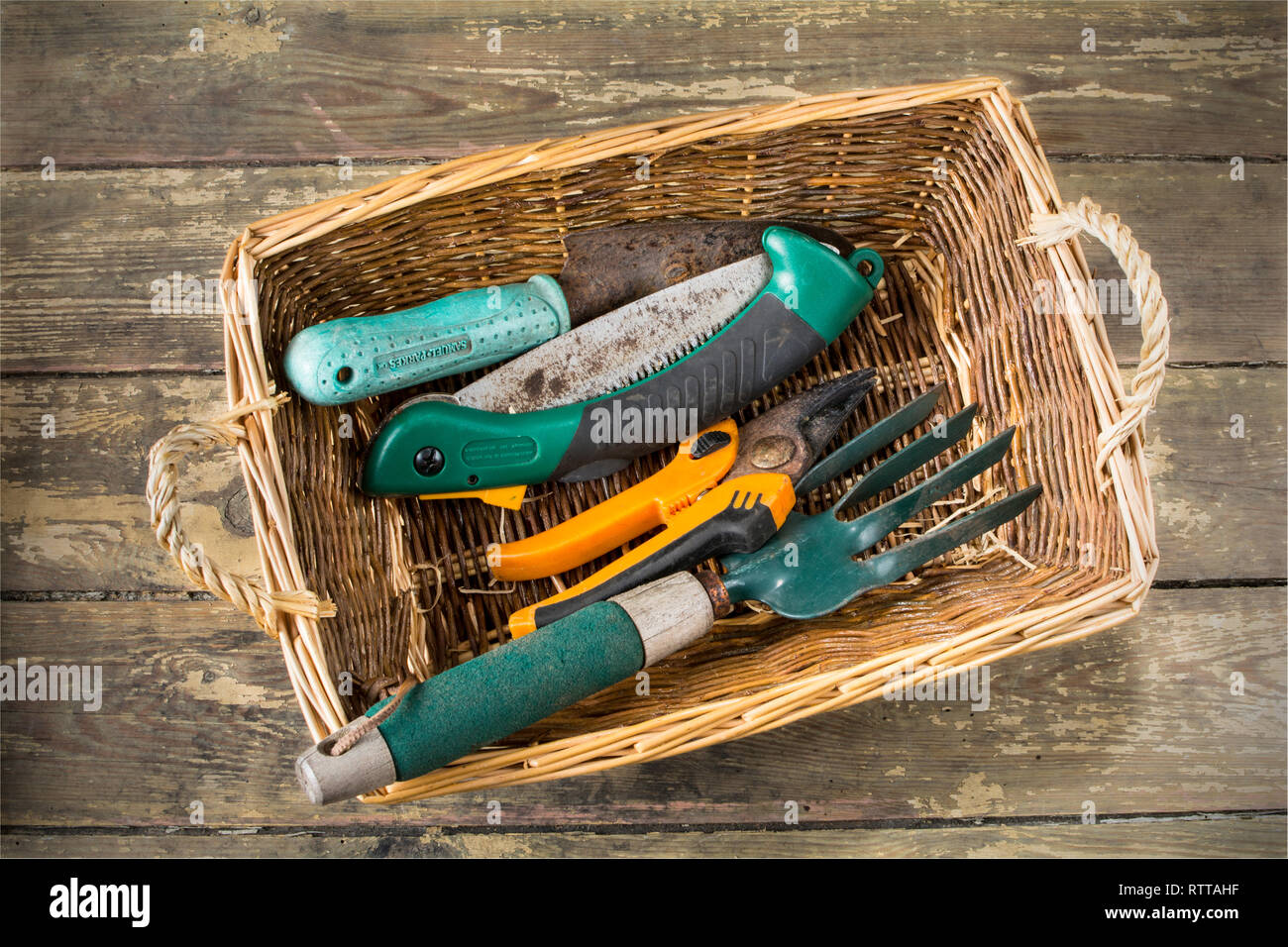 Ein Korb mit gut genutzt üblichen gardening Hand tools Stockfoto