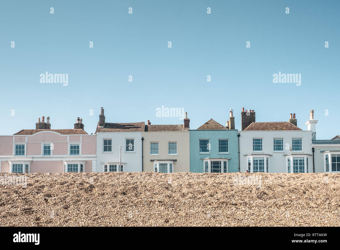 Häuser am Meer, Deal, Kent, Großbritannien, vom Strand genommen Stockfoto