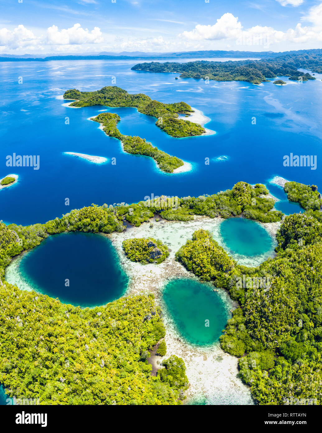 Luftaufnahme von Raja Ampat Inseln, West Papua, Indonesien, Pazifischer Ozean Stockfoto