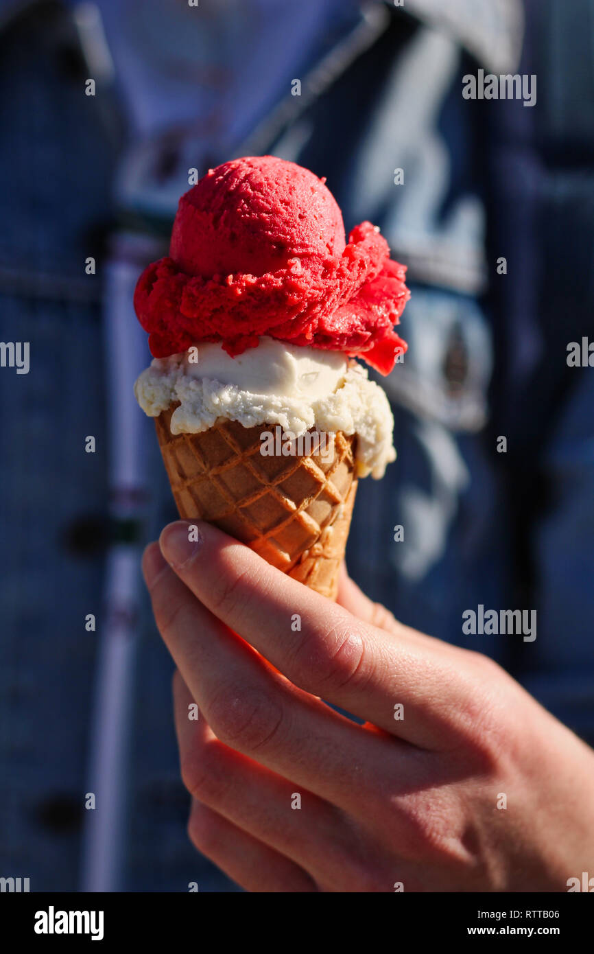 Eis in einer Waffelkegel Stockfoto