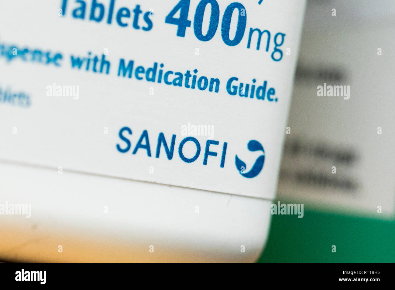 Ein Sanofi-Logo ist auf Rezept in der Apotheke pharmazeutische Verpackungen fotografiert. Stockfoto