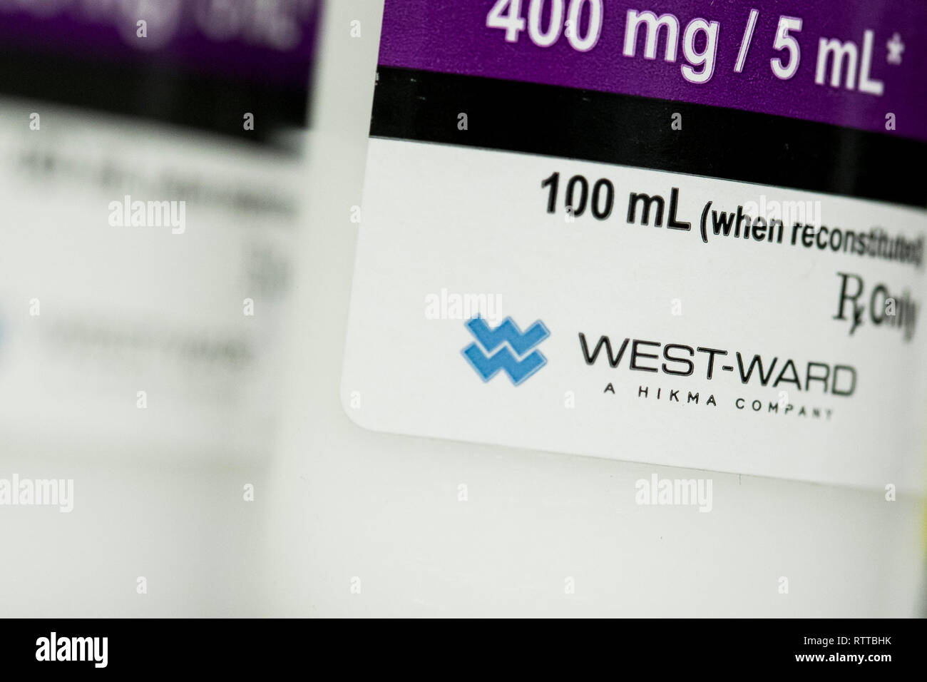 Eine West-Ward Pharma Logo ist auf eine Flasche Amoxicillin verschreibungspflichtige Medikamente gesehen in einer Apotheke fotografiert. Stockfoto