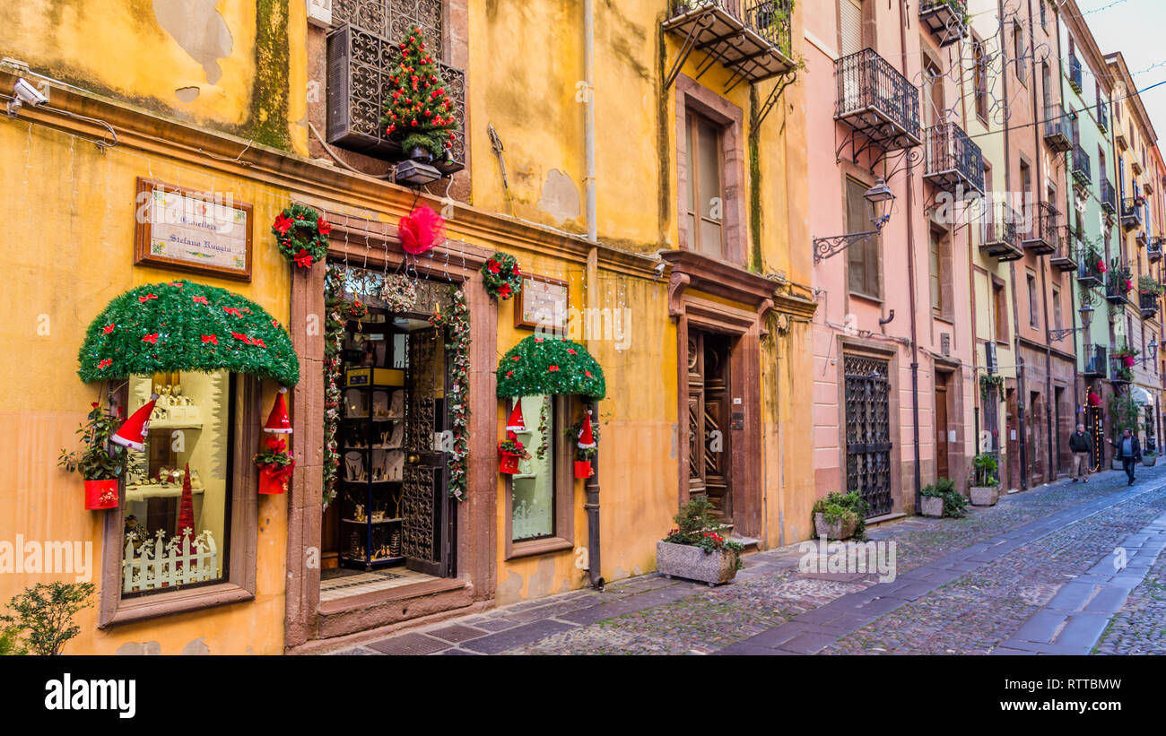 Bosa, Sardinien, Italien - 29 Dezember 2019: Central Street während des Abends in der kleinen mittelalterlichen Stadt Bosa, Sardinien, Italien Stockfoto