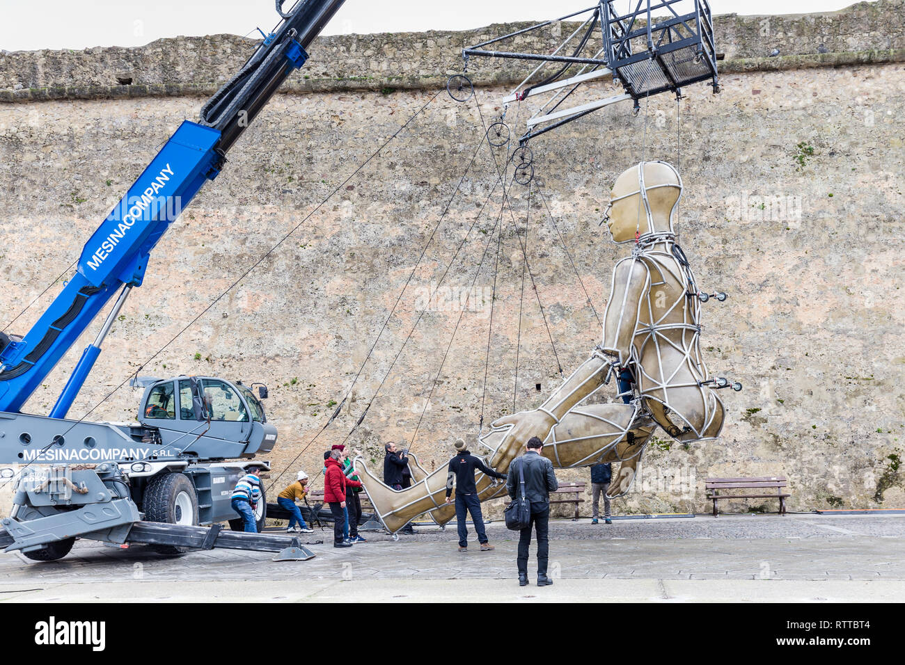 Alghero, Sardinien, Italien - Dezember 28, 2019: La Fura dels Baus eine Katalanische Theater Company in Alghero als Vorbereitung für Sylvester Stockfoto