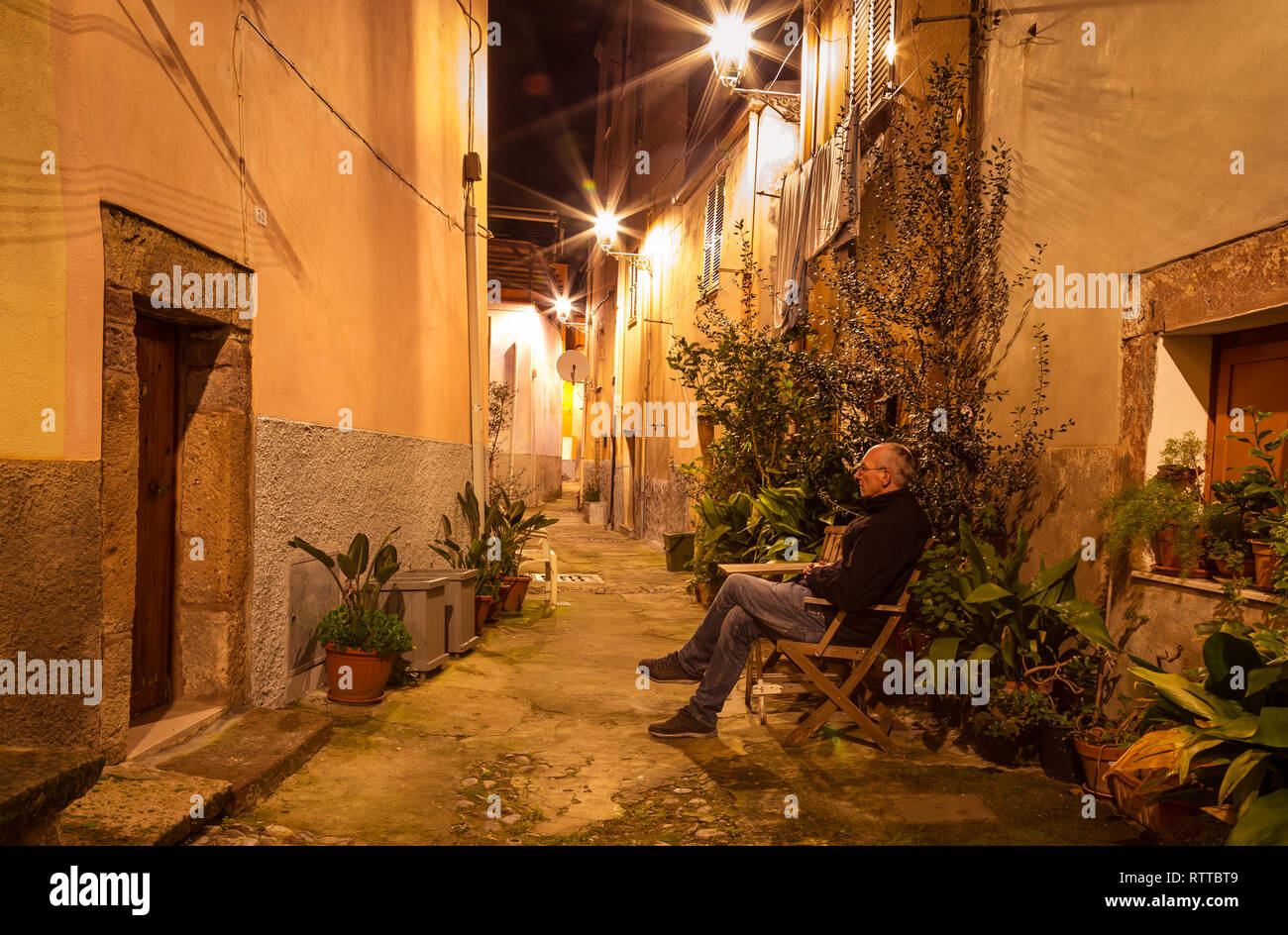 Bosa, Insel Sardinien Italien - Dezember 29, 2019: Touristen entspannen Sie am Abend in der alten Straßen von Bosa, Sardinien, Italien Stockfoto