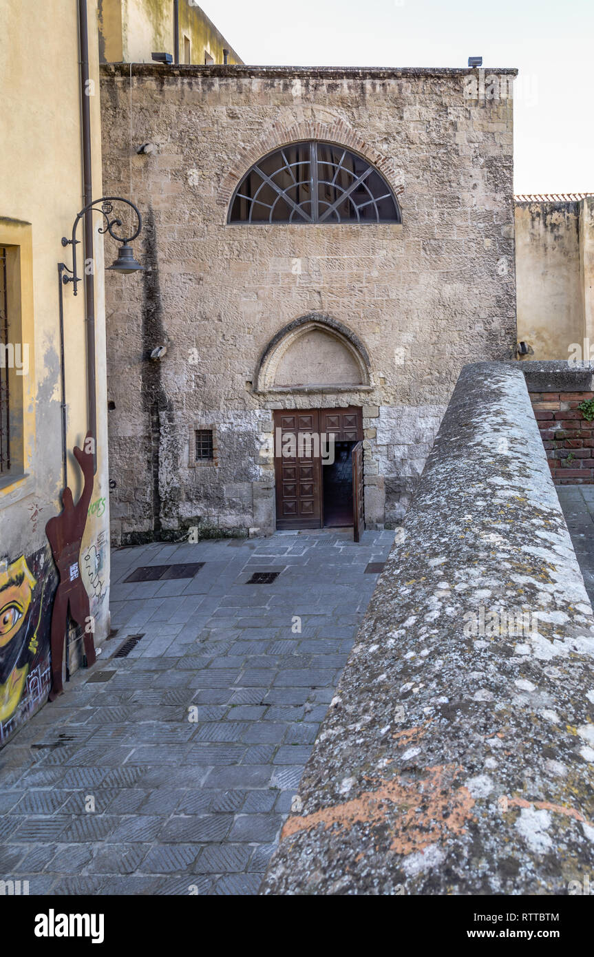 Bosa, Insel Sardinien Italien - Dezember 29, 2019: Touristen entspannen Sie am Abend in der alten Straßen von Bosa, Sardinien, Italien Stockfoto