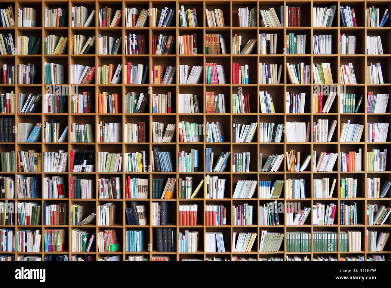 Regelmäßige Raster von Regal in der Öffentlichen Bibliothek Stockfoto