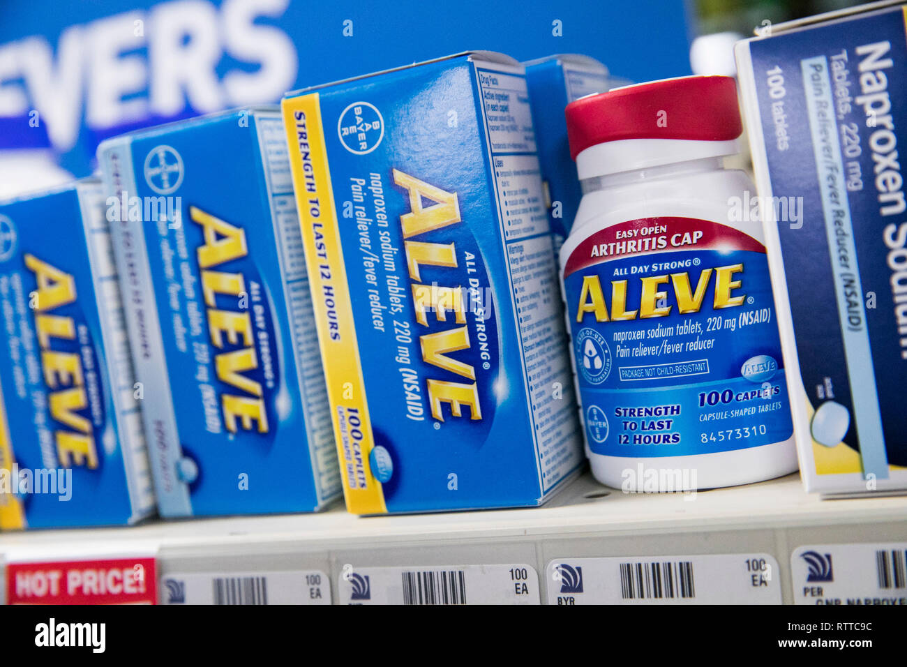 Aleve (Naproxen) over-the-counter Schmerz Medikament in der Apotheke fotografiert. Stockfoto