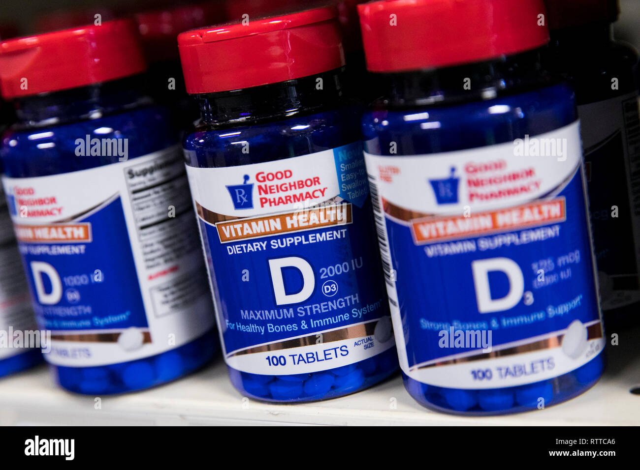 Flaschen von Vitamin-D-Präparate fotografiert in einer Apotheke. Stockfoto