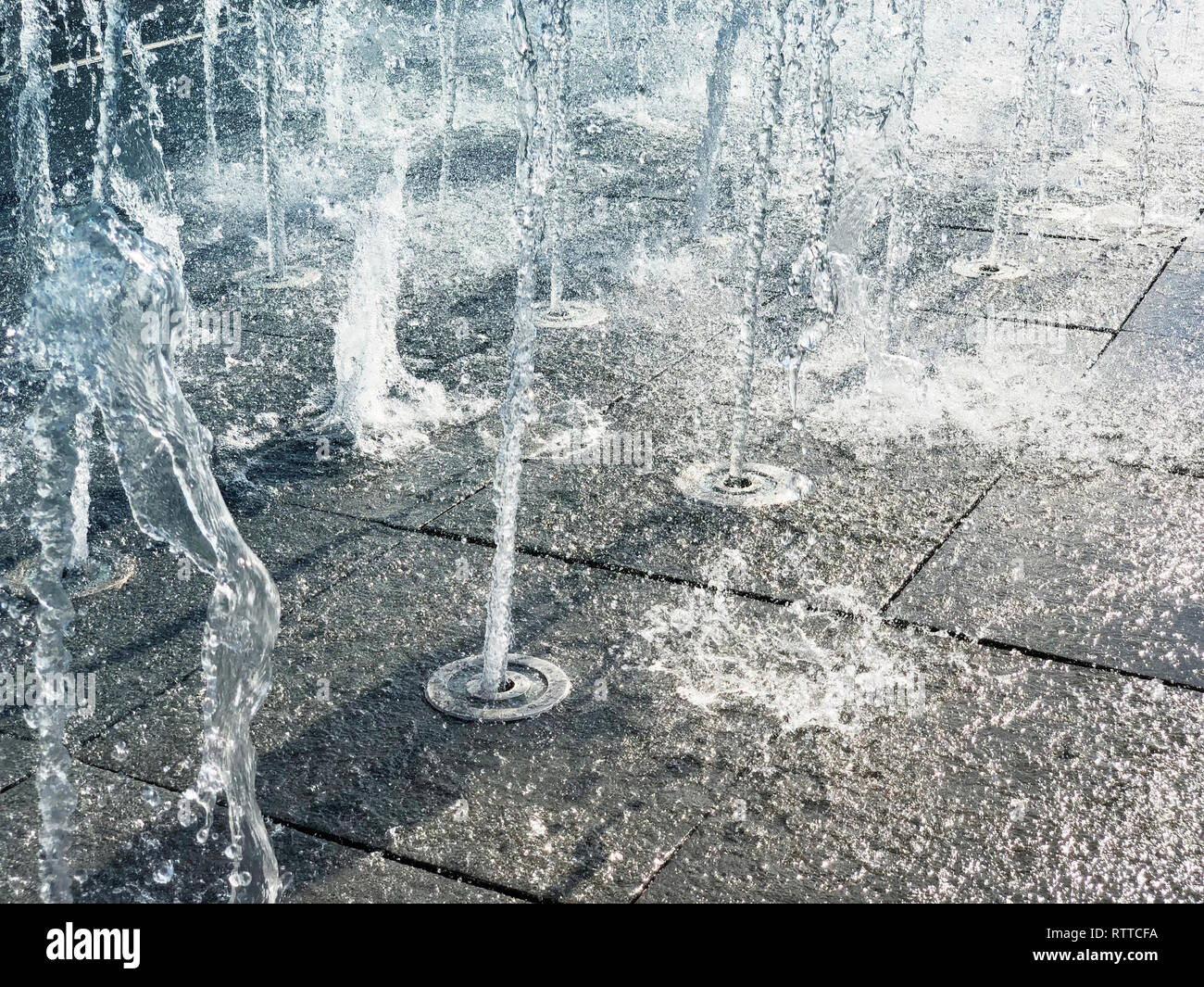 Trockene Brunnen Spritzer Wasser an heißen sonnigen Tag Stockfoto