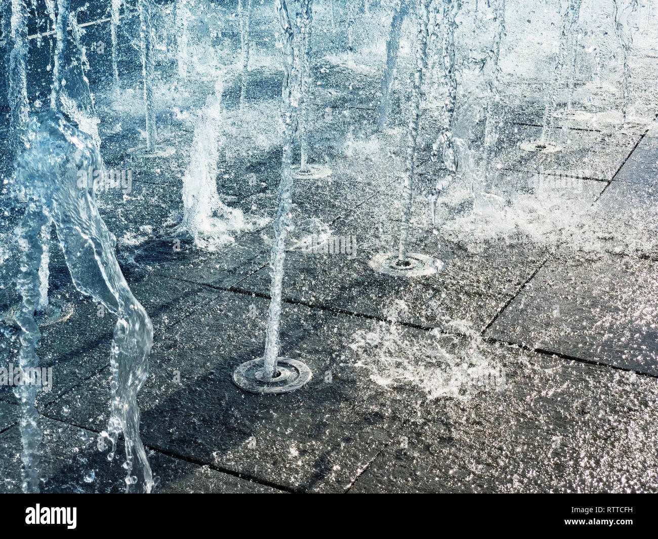 Trockene Brunnen Spritzer frischem Wasser an heißen sonnigen Tag Stockfoto