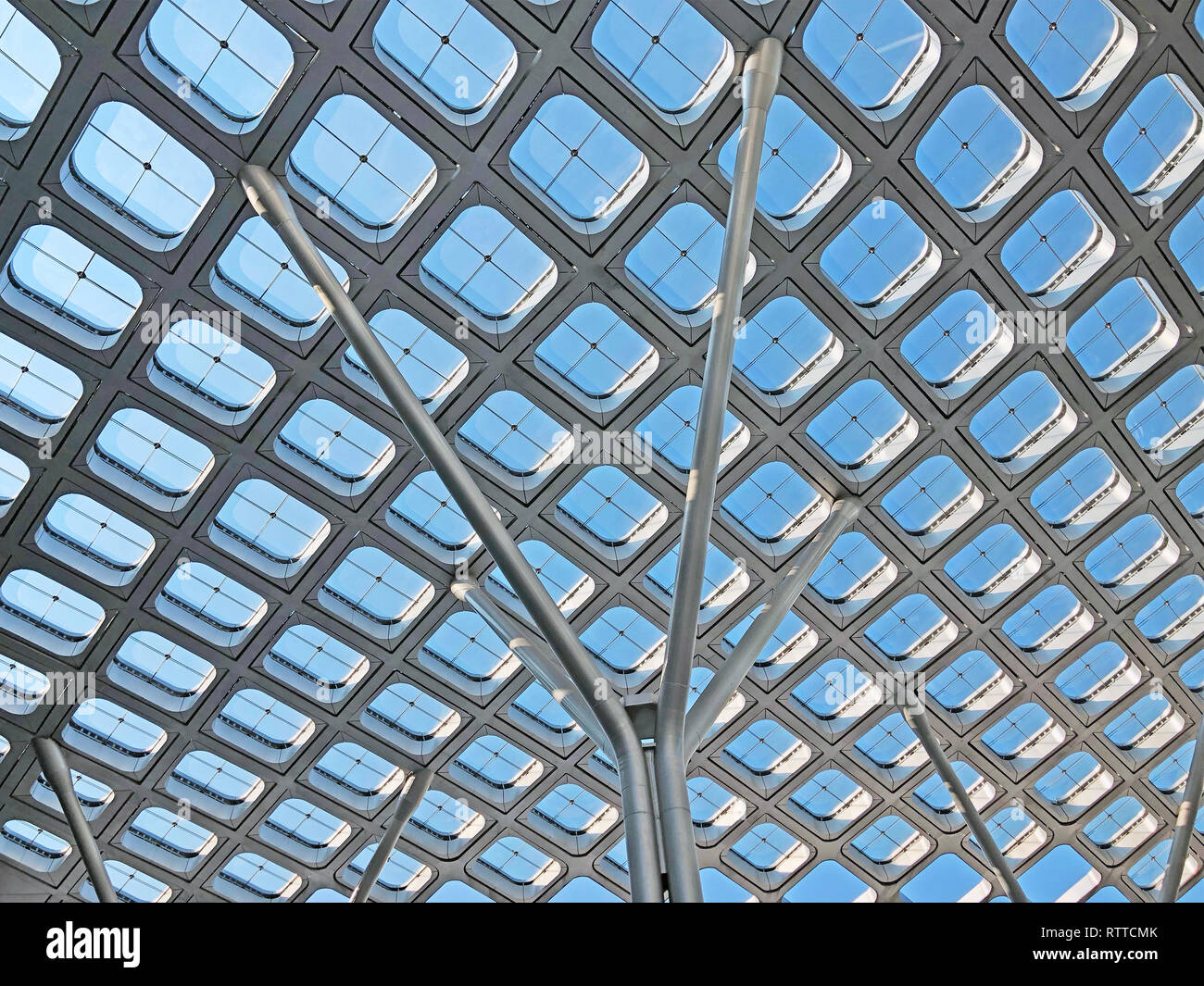 Dünne Spalten trägt Licht Dach. Regelmäßige vermaschten Vordach umfasst den öffentlichen Raum. Stockfoto