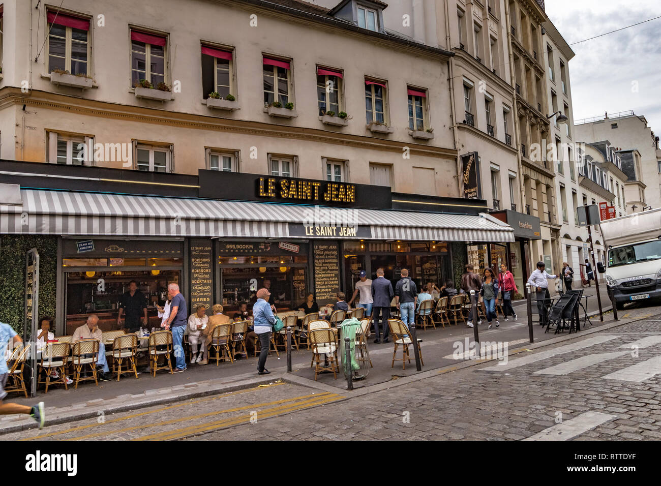 Personen, die vor dem Café-Restaurant Le Saint-Jean in der Rue des Abbesses in Montmartre, Paris, sitzen Stockfoto